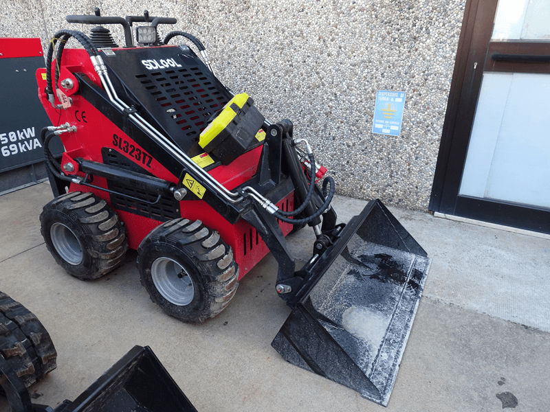 Minipala gommata 4 x 4 Skid Steer Loader
